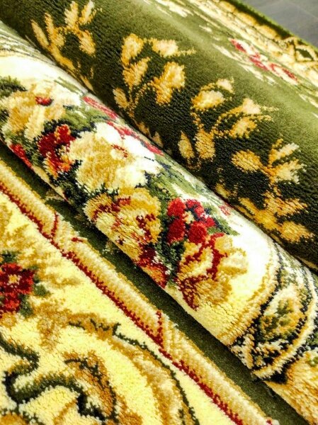 Detaliu covor clasic oval floral verde cu motive florale traditionale