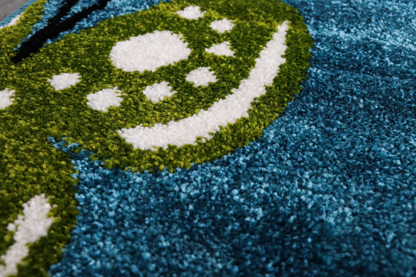 Detaliu covor copii albastru textura moale cu flori colorate, covor camera copii confortabil si modern