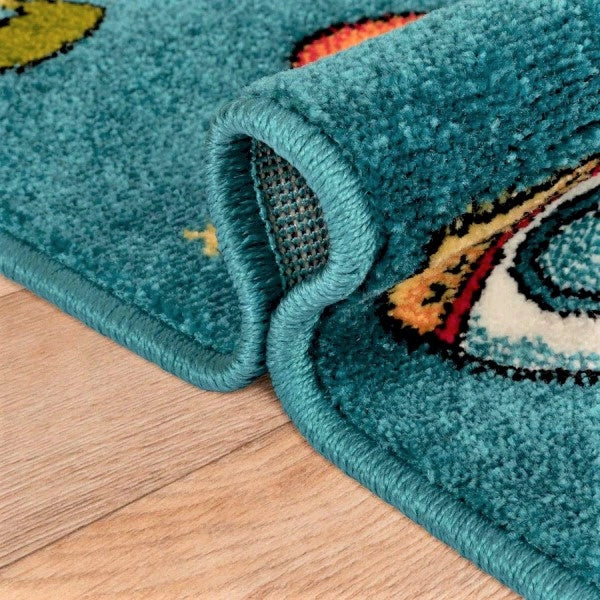Detaliu covor copii cu planete si rachete, design colorat si modern, ideal pentru camera copilului