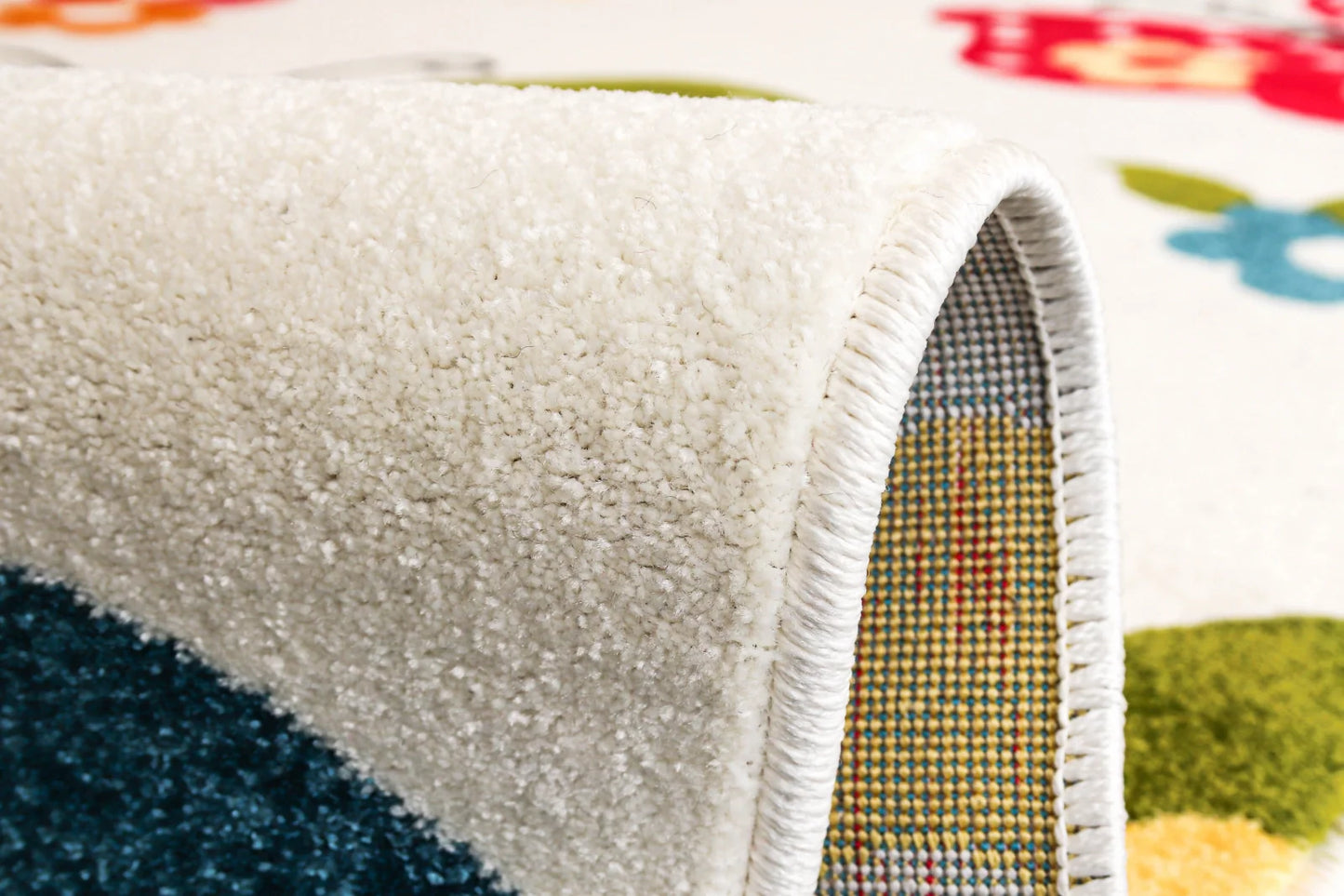 Covor copii cu fluturi colorati, finisaj de calitate si material rezistent, ideal pentru utilizare zilnica