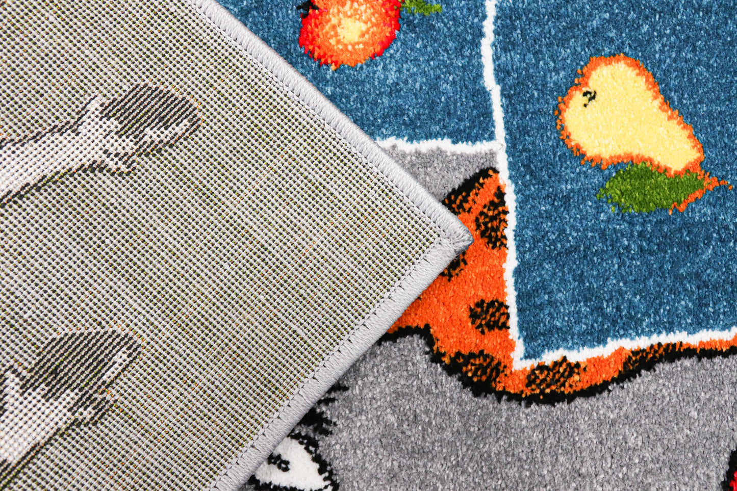 Baza covor copii gri din material textil rezistent, covor camera copii stabil si durabil