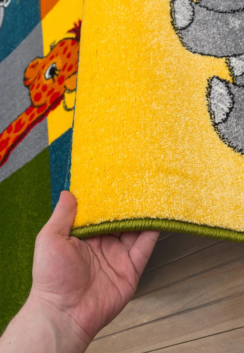 Partea inferioara a unui covor pentru copii, cu suport textil rezistent si finisaj de calitate