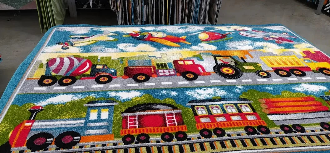 Covor modern pentru copii cu trenulețe și vehicule colorate pentru spațiu de joacă