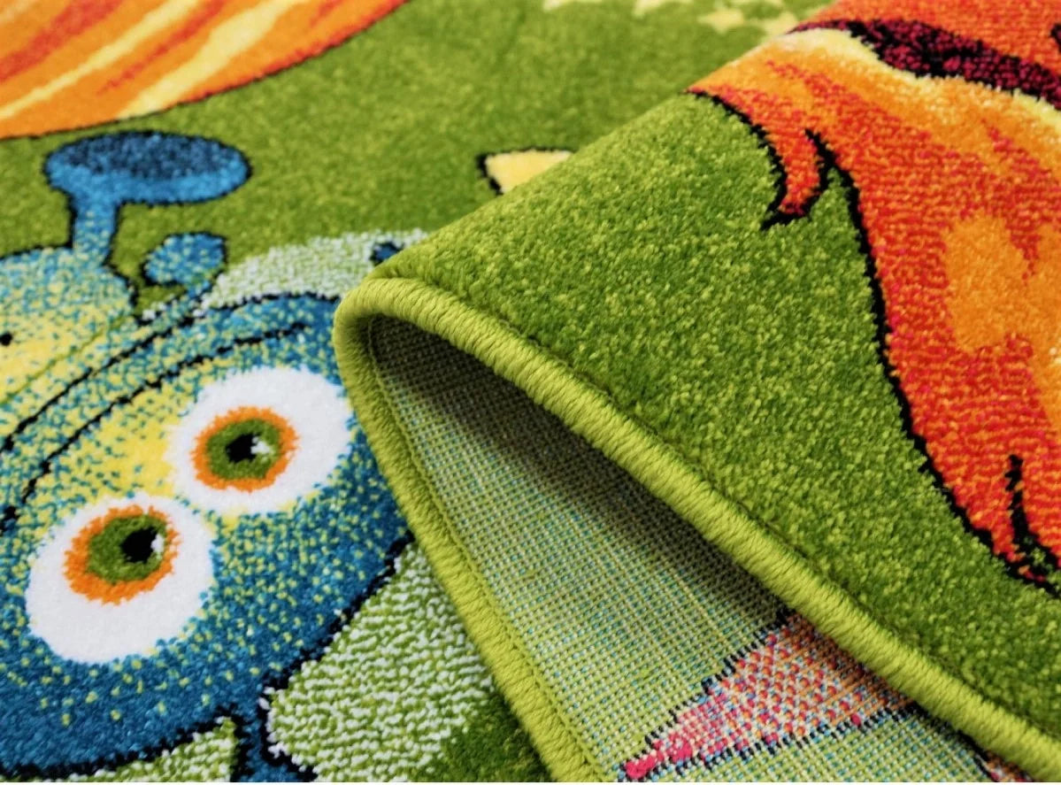 Detaliu covor copii verde cu racheta colorata, design modern si atractiv, ideal pentru camera copiilor