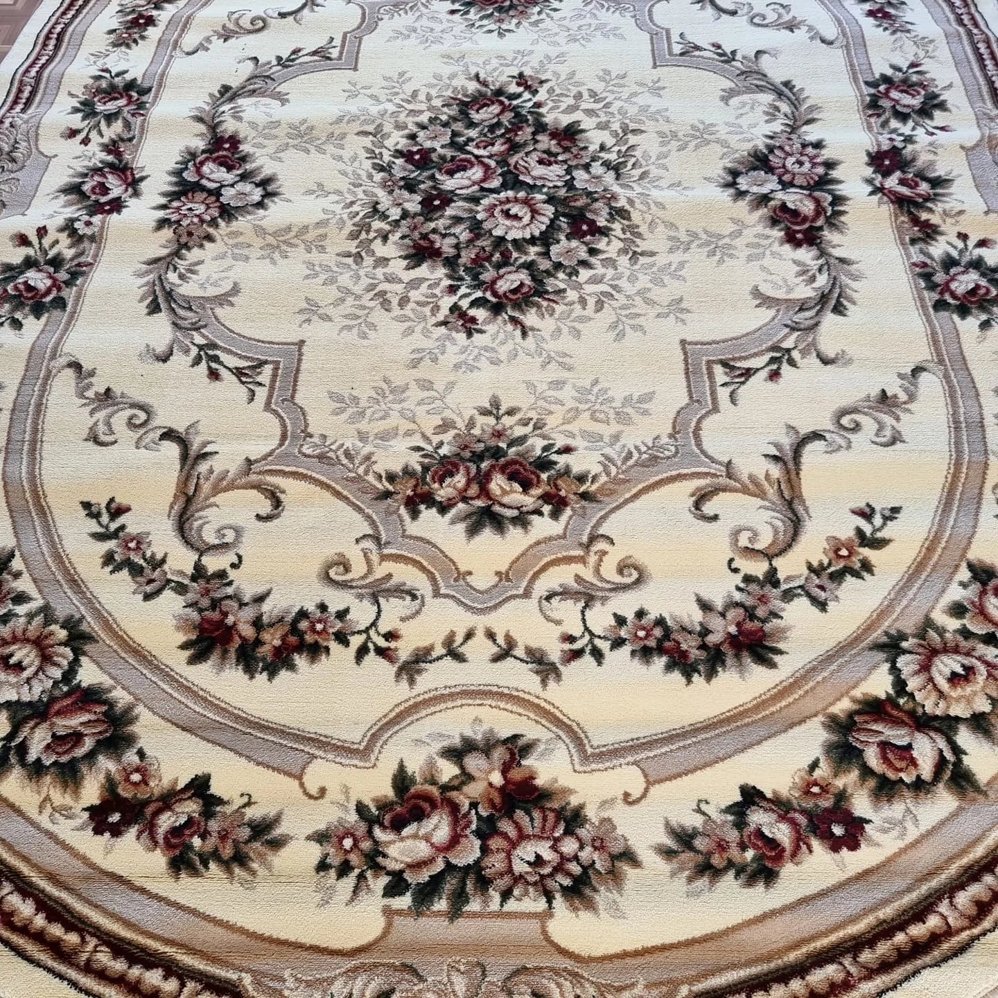Detaliu model floral pe covor clasic crem bej