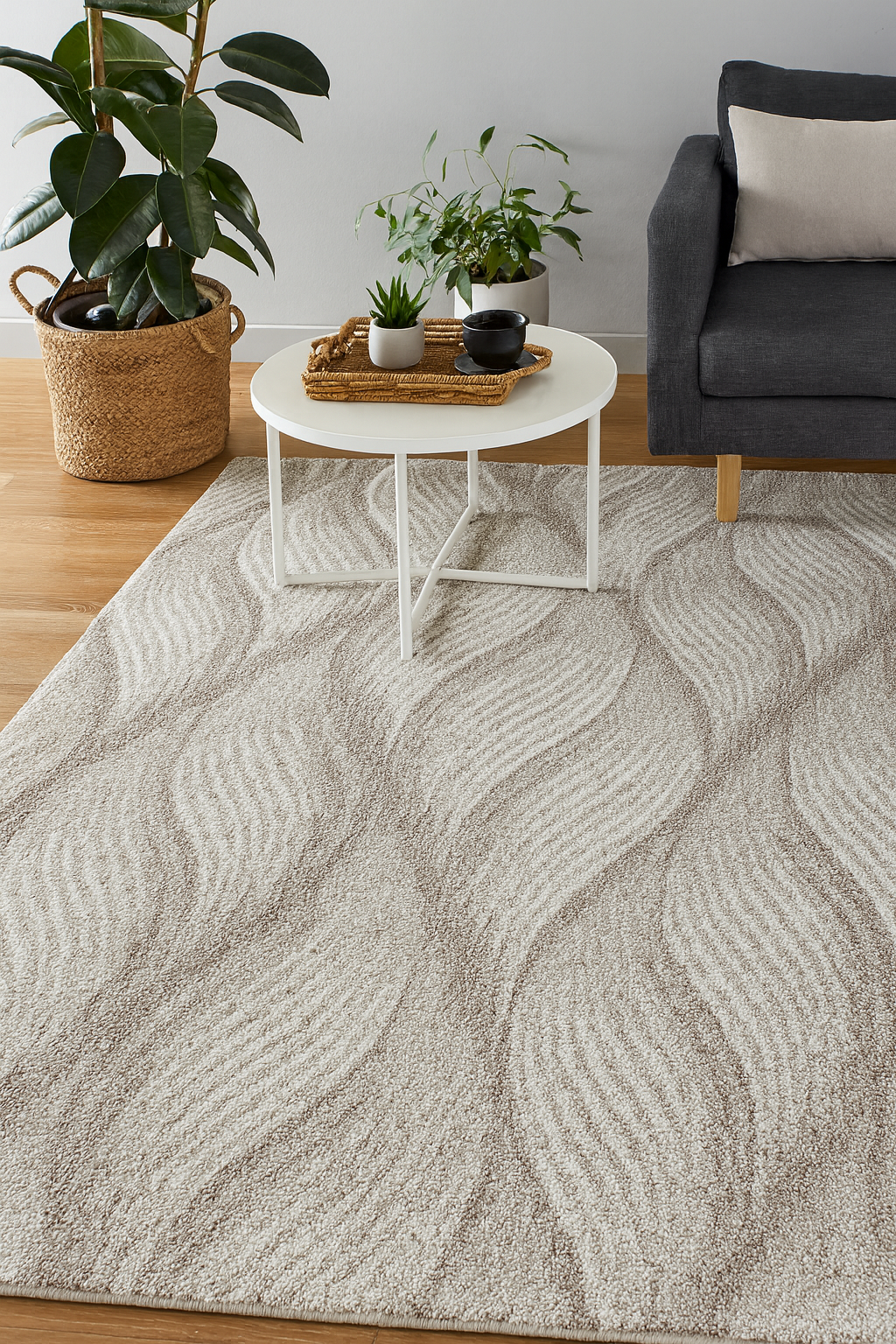 covor crem bej pentru living modern, asezat pe parchet