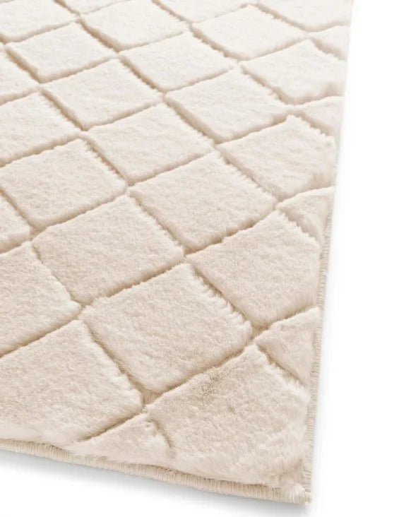 Detaliu model grofat geometric pe covor crem, design modern si elegant pentru orice interior