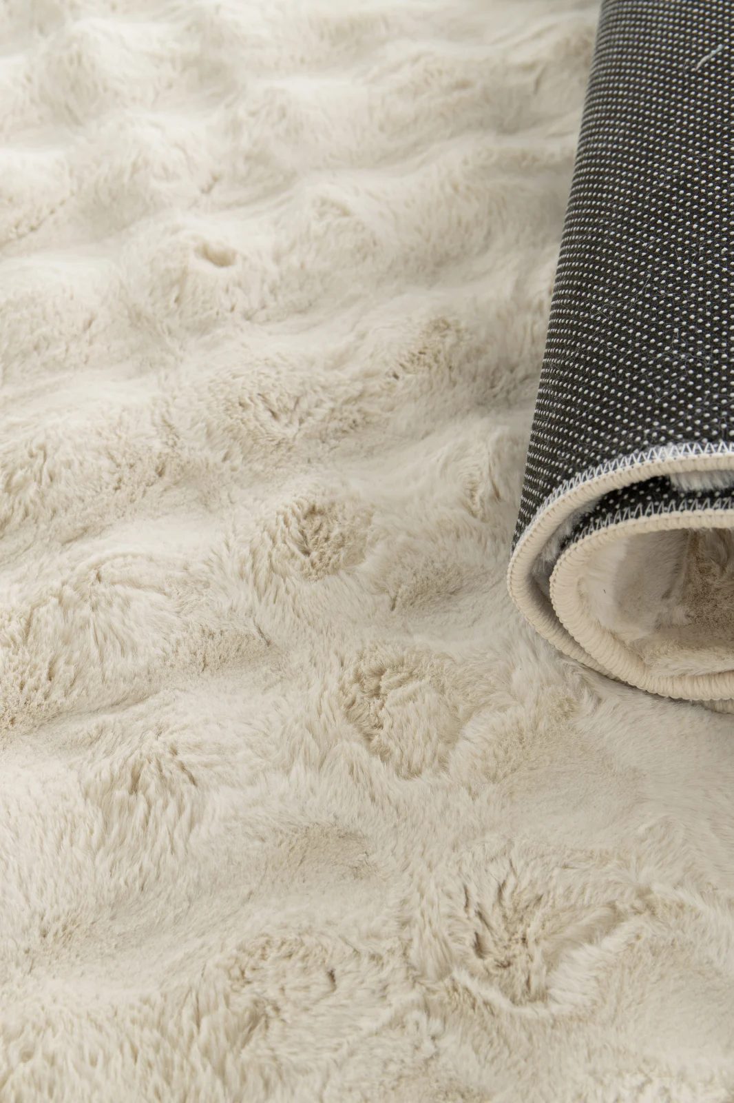 Covor crem pufos cu efect 3D, gros si confortabil, ideal pentru living sau dormitor