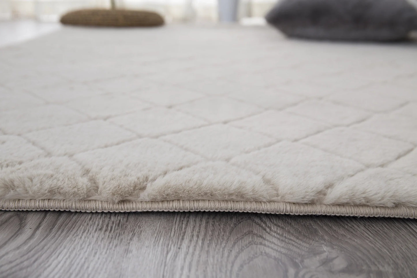 Covor crem pufos model grofat pentru living, gros si confortabil, ideal pentru un decor elegant
