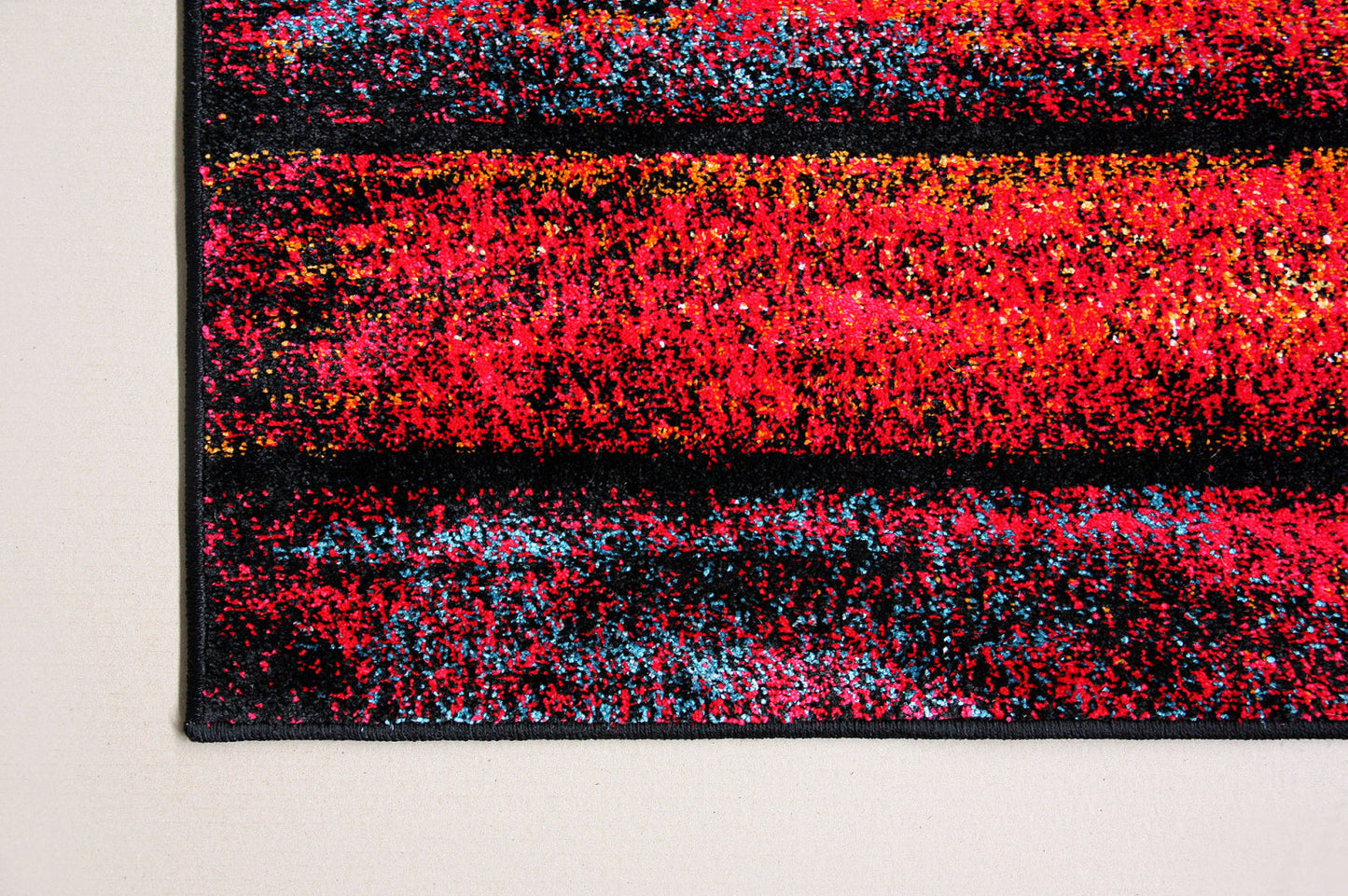 Detalii covor cu dungi colorate, material rezistent si design modern pentru decor interior