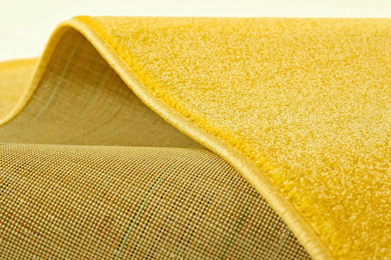 Covor galben rotund cu textura moale si finisaj premium pentru interior modern
