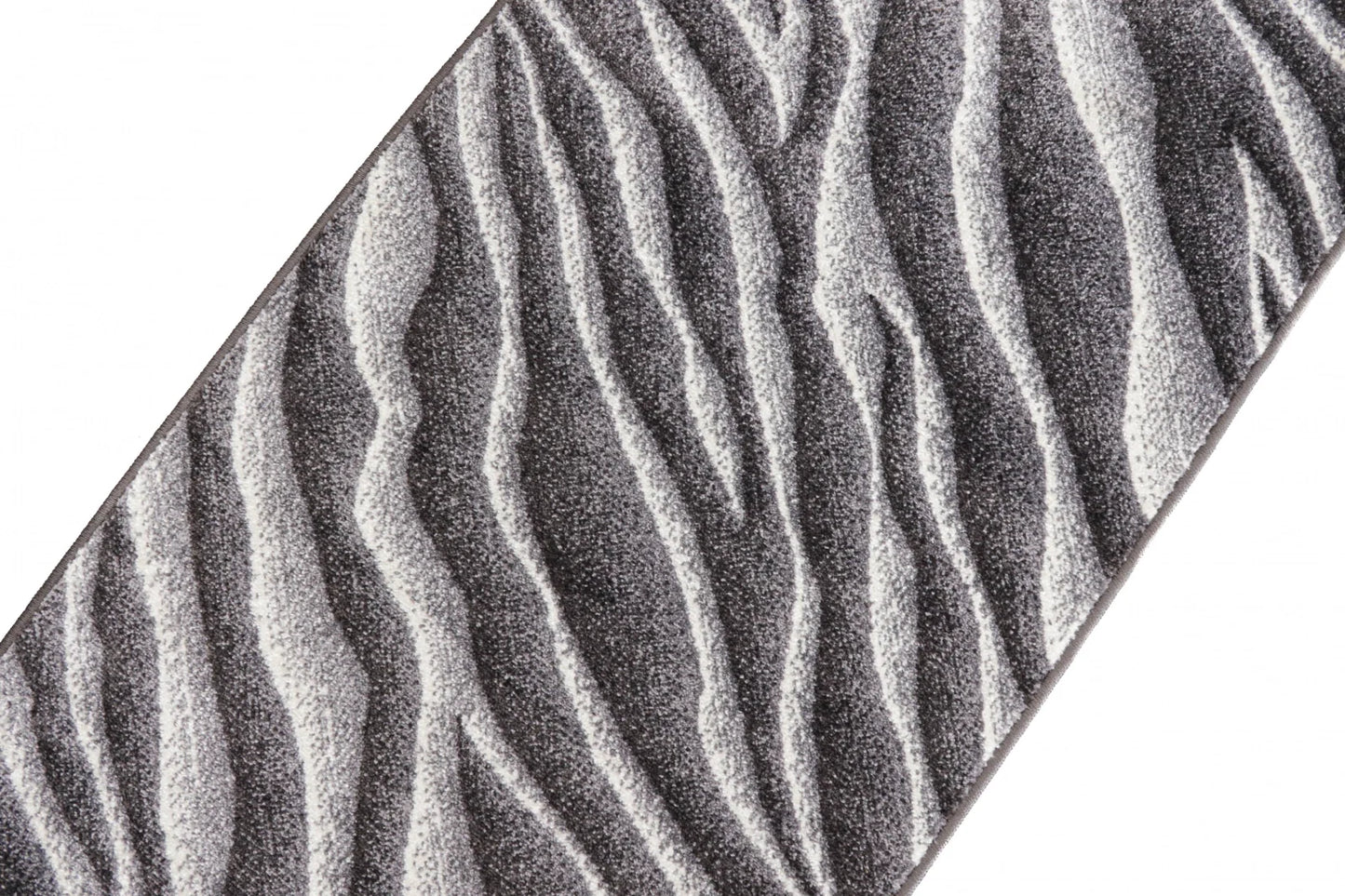 Covor gri cu model abstract valuri prezentat din unghi diagonal evidentiind designul modern
