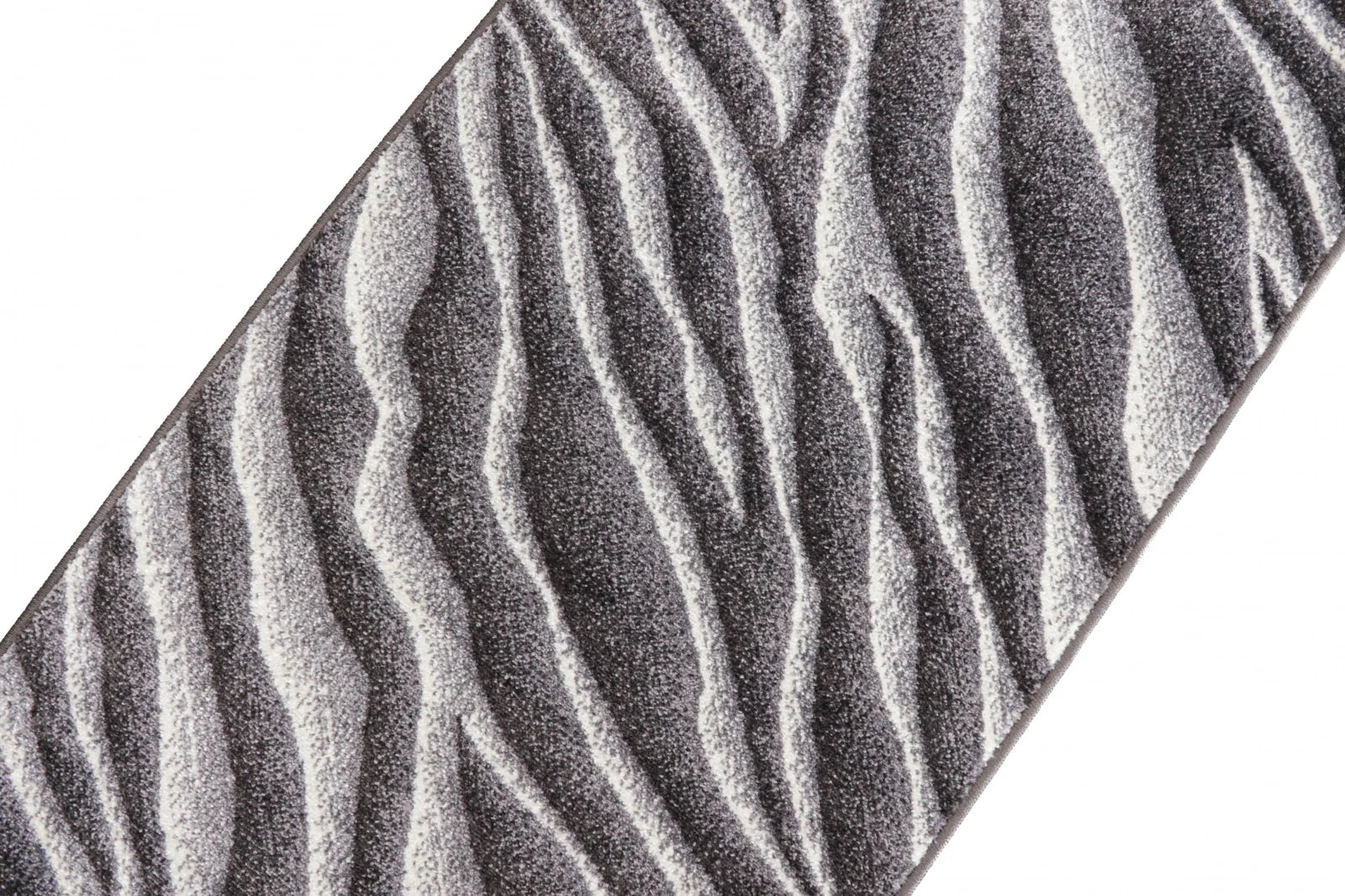 Covor gri cu model abstract valuri prezentat din unghi diagonal evidentiind designul modern