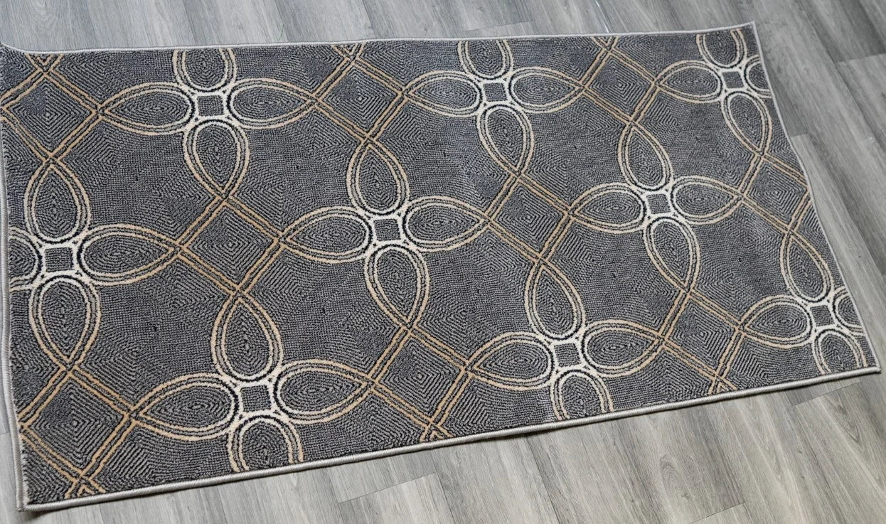 Covor gri bej modern cu model geometric integrat in decor contemporan si elegant