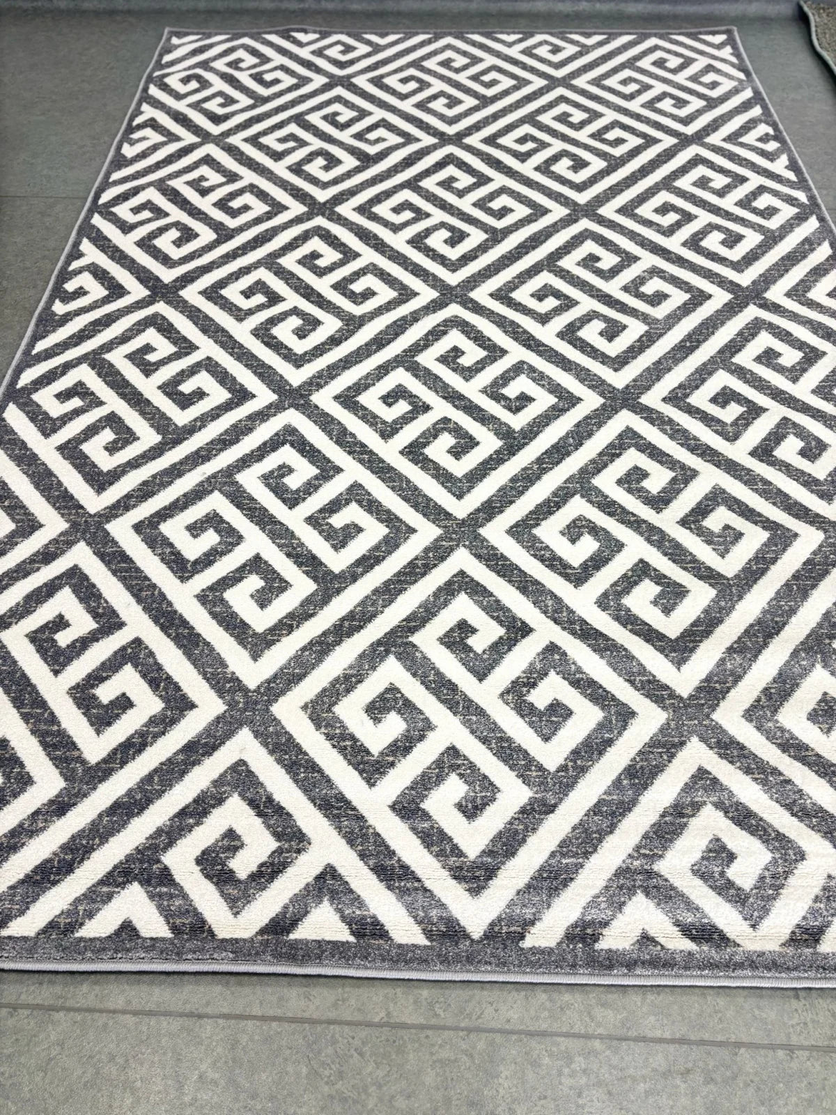 Covor gri geometric modern potrivit pentru living sau dormitor