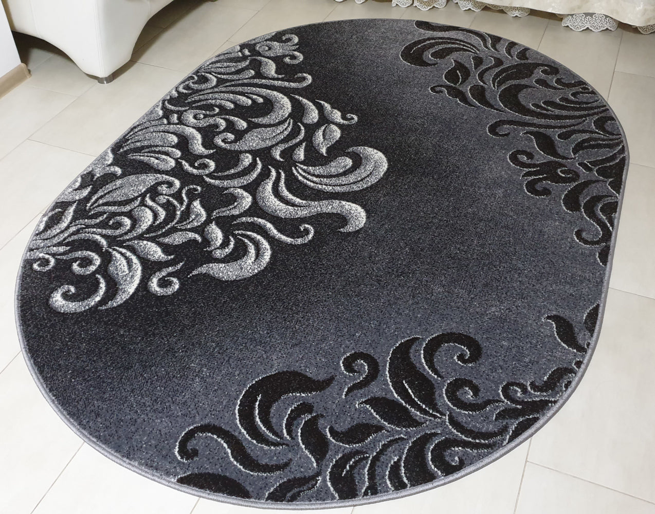Detaliu model ornamental reliefat gri inchis textura moale si aspect premium
