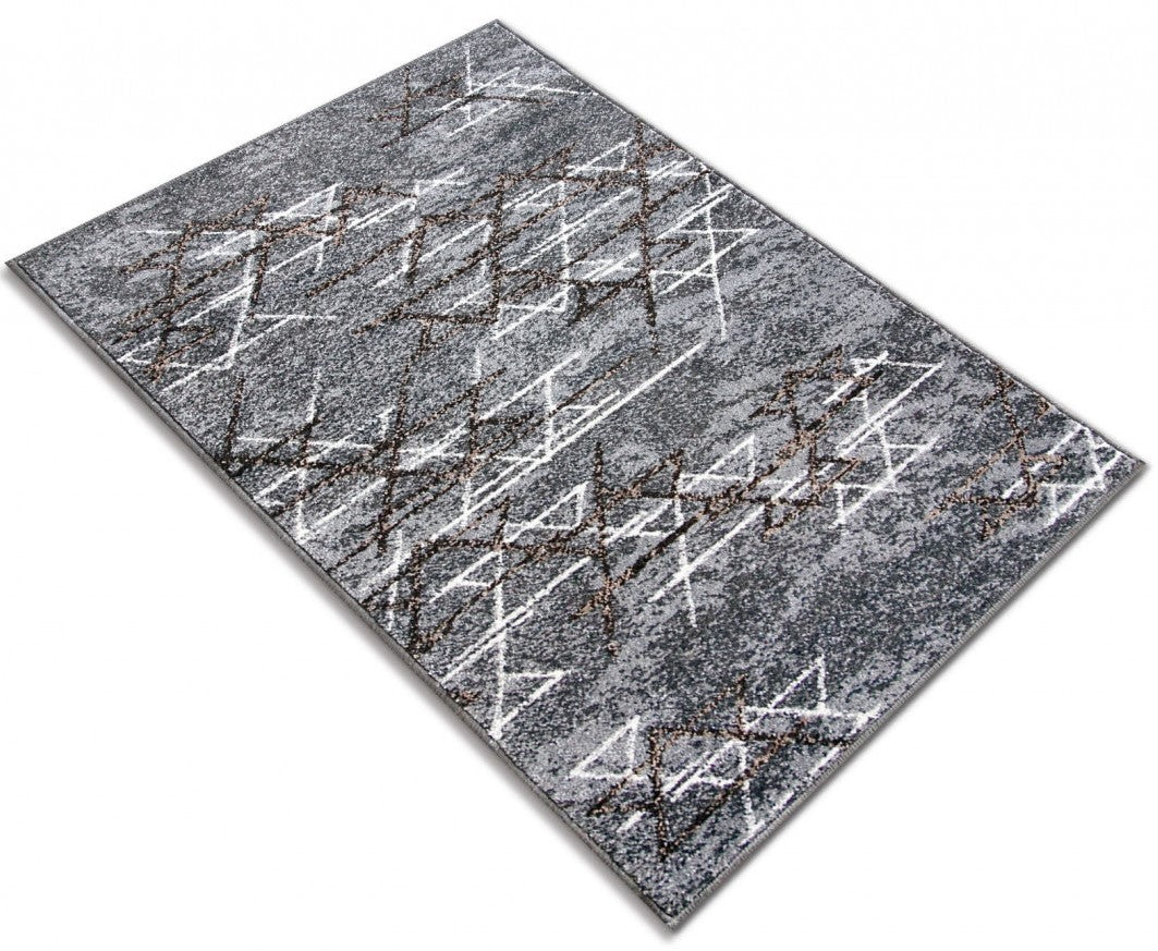 Covor gri modern prezentat din unghi diagonal evidentiind modelul geometric si textura moale