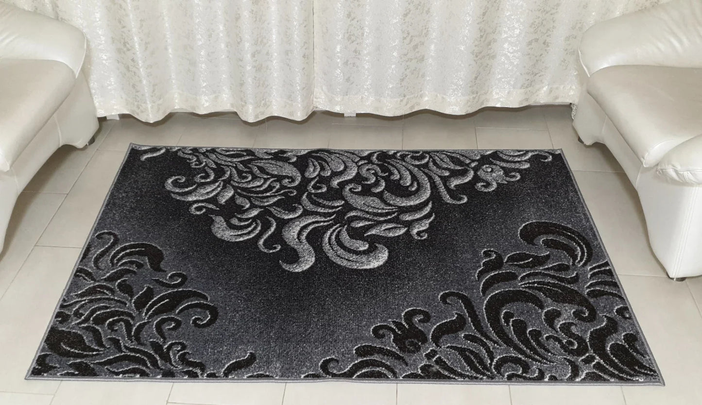 Covor gri modern amplasat sub masa in living evidentiind aspectul elegant si textura moale