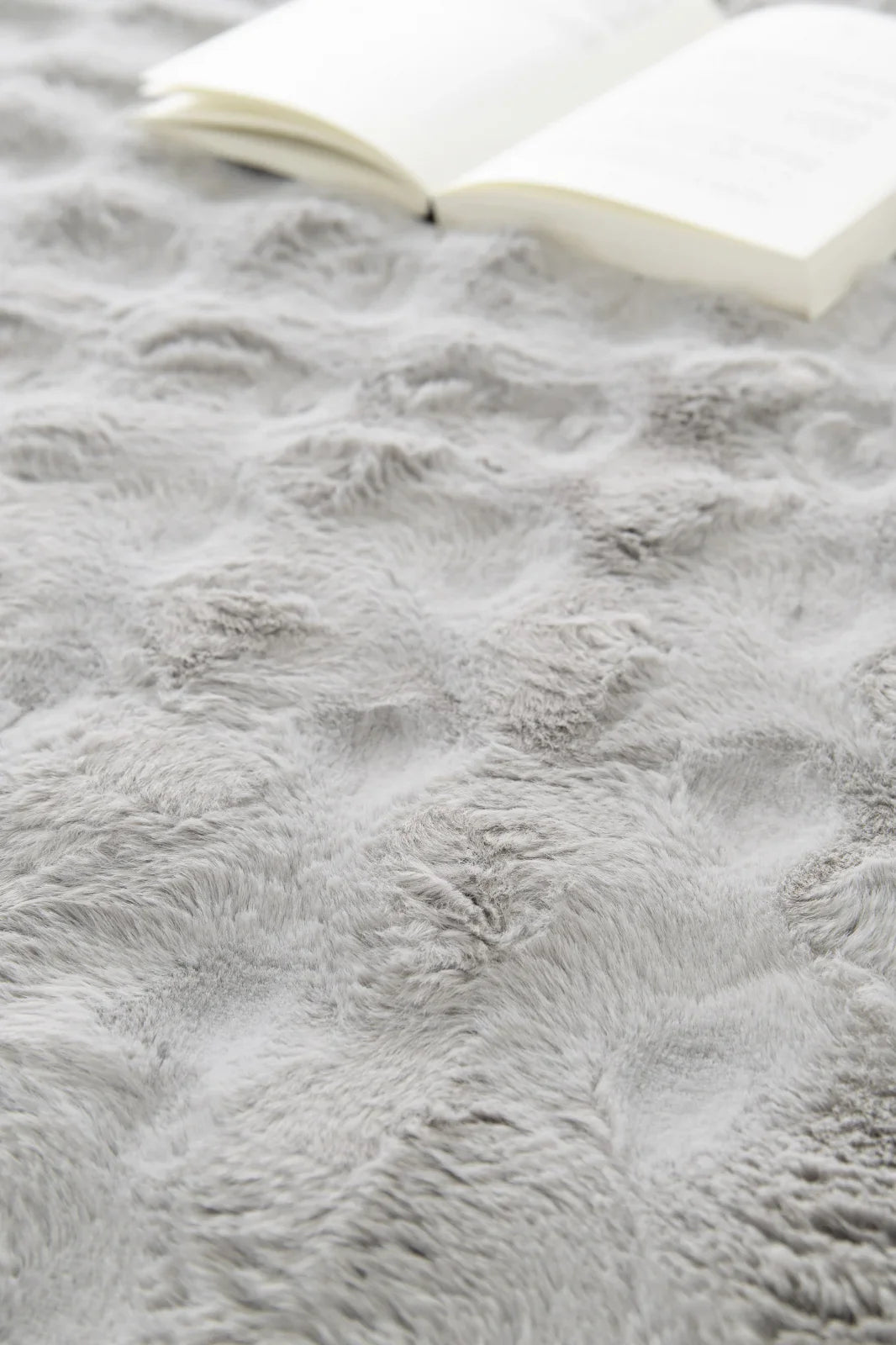 Covor gri pufos cu efect 3D in living spatios, design modern si confortabil