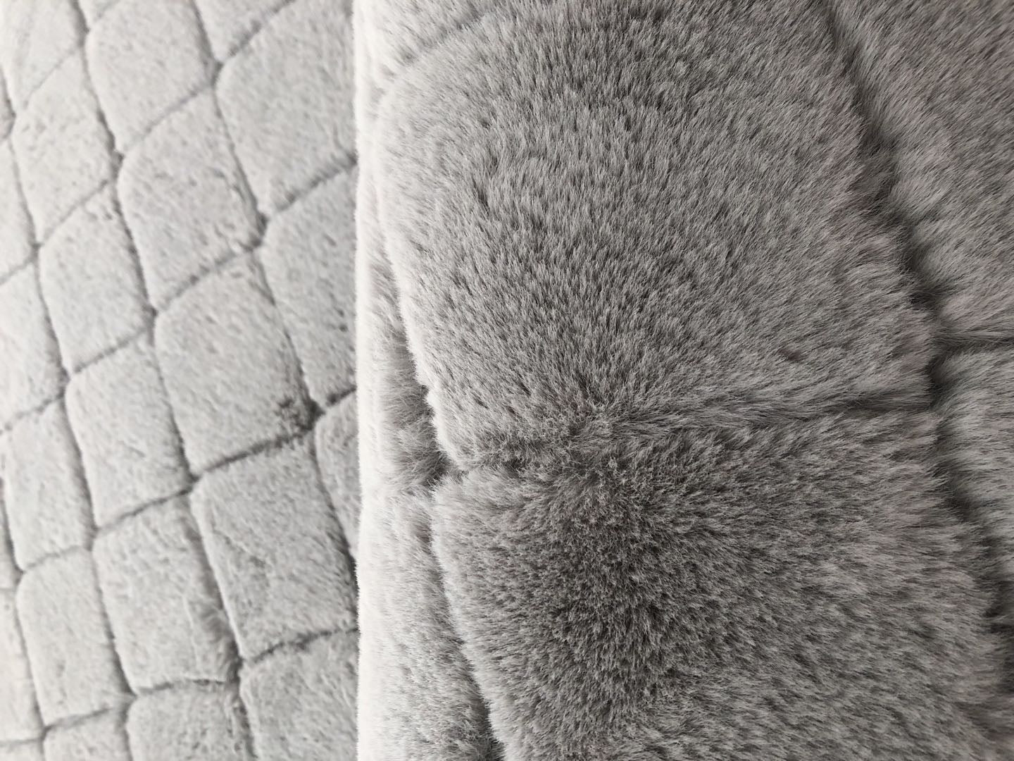 Detaliu covor gri pufos model grofat, textura moale si placuta la atingere pentru confort zilnic