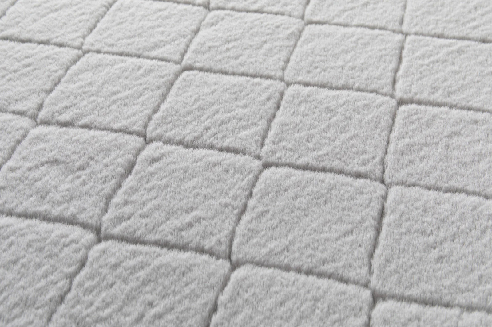 Covor gri pufos model grofat pentru living, gros si confortabil, ideal pentru un decor elegant