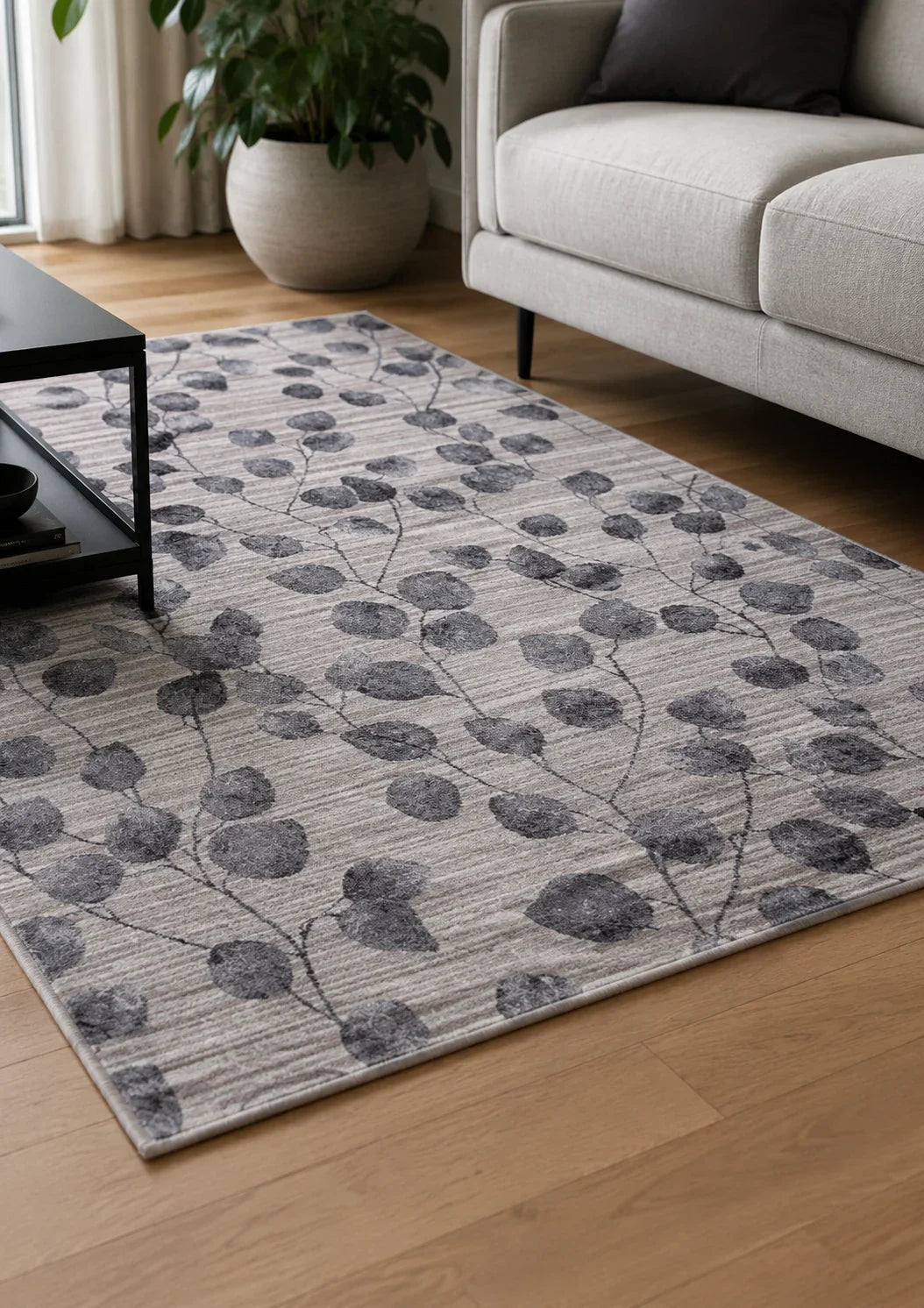 Covor living antiderapant bej cu model frunze si aspect modern pentru interior elegant