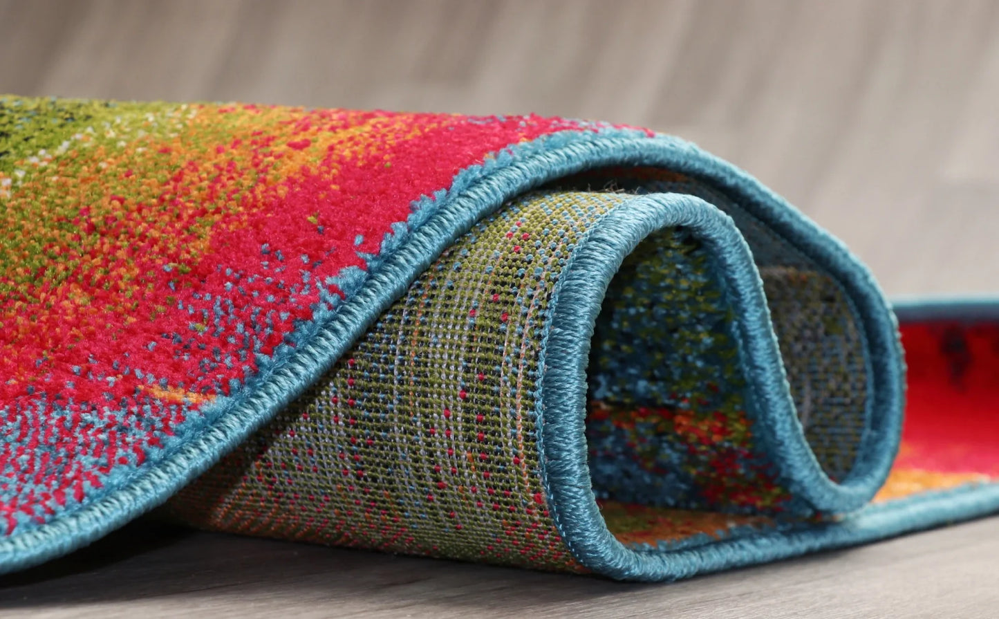 Detaliu finisaj premium pentru covor modern multicolor, confortabil si usor de intretinut