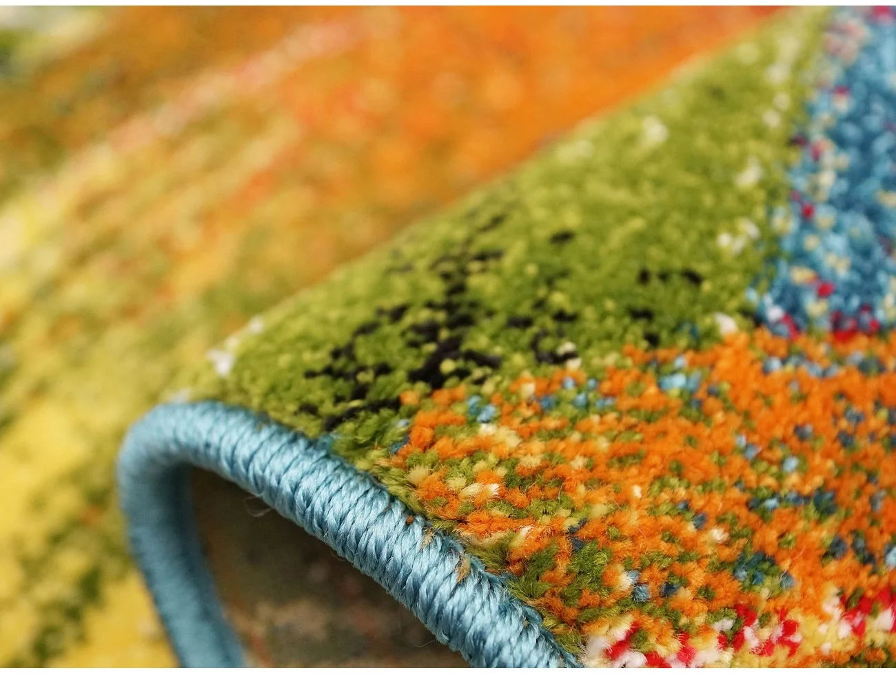 covor living modern colorat cu nuante de verde si model abstract ideal pentru amenajare moderna
