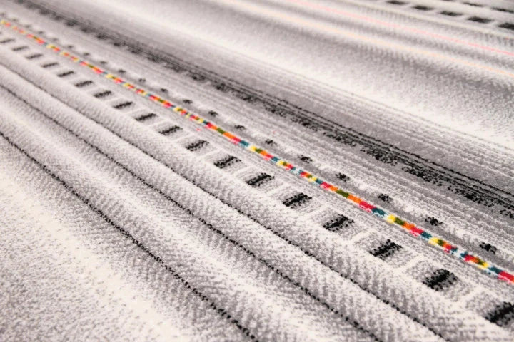detaliu covor living modern gri cu textura densa si accente colorate pentru design elegant