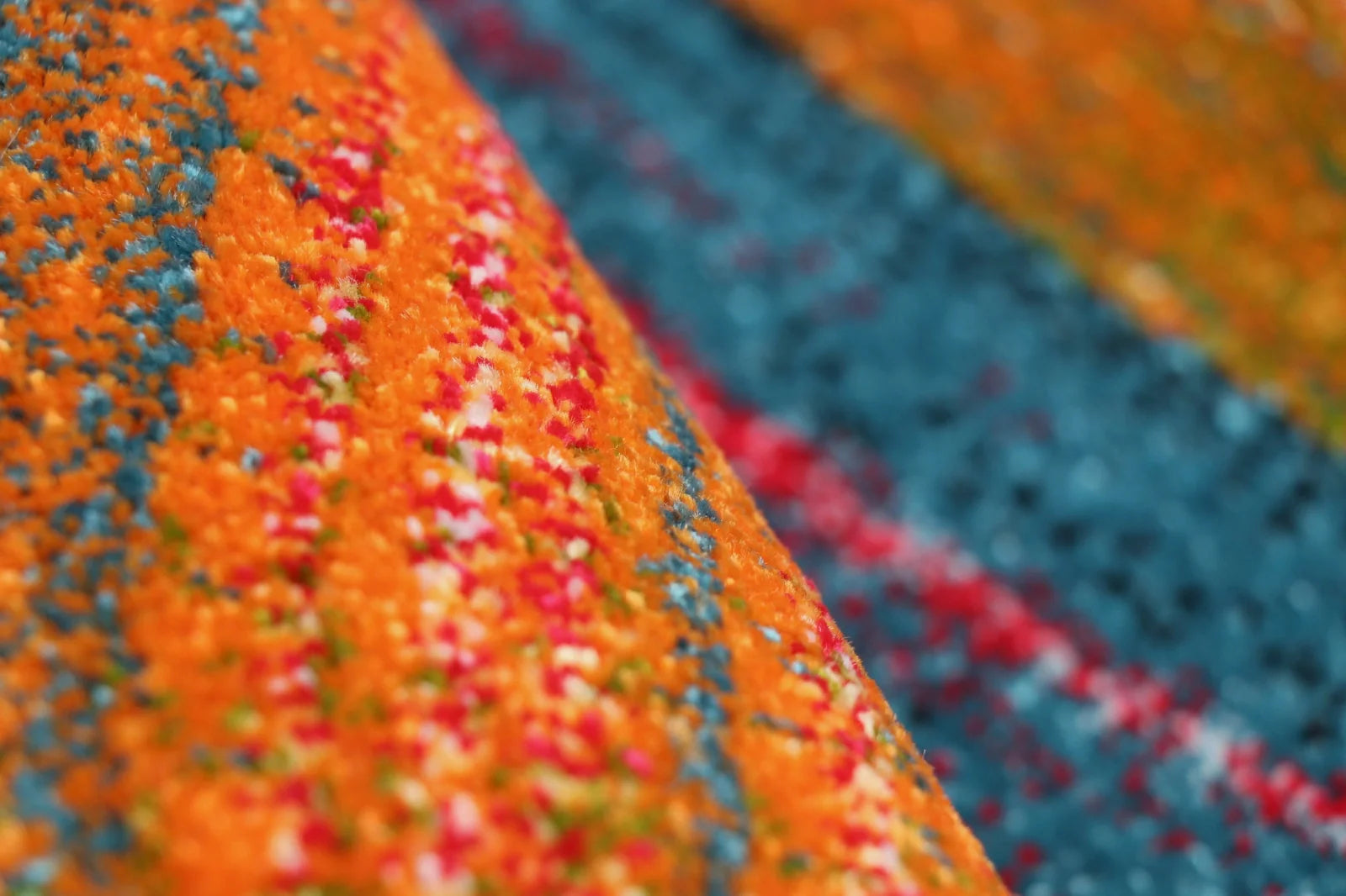 detaliu covor living modern cu textura colorata si model abstract pentru confort si design premium