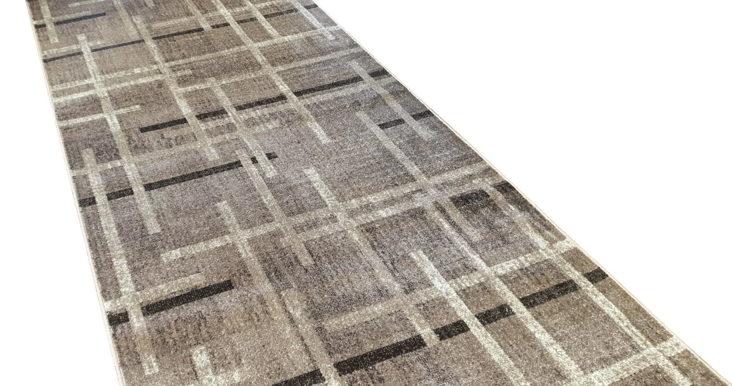 Covor maro modern cu linii abstracte prezentat din unghi diagonal evidentiind designul contemporan