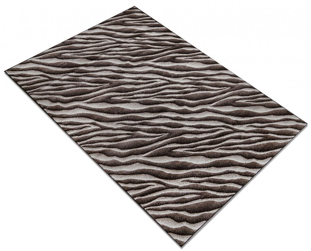 Covor maro modern prezentat din unghi lateral evidentiind textura si modelul reliefat
