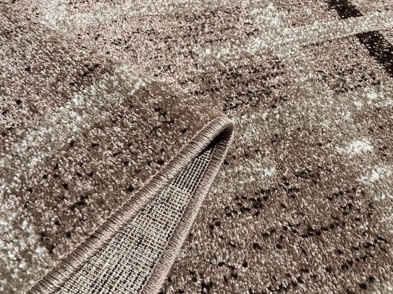 Textura plusata covor maro bej moale si rezistent ideal pentru trafic zilnic
