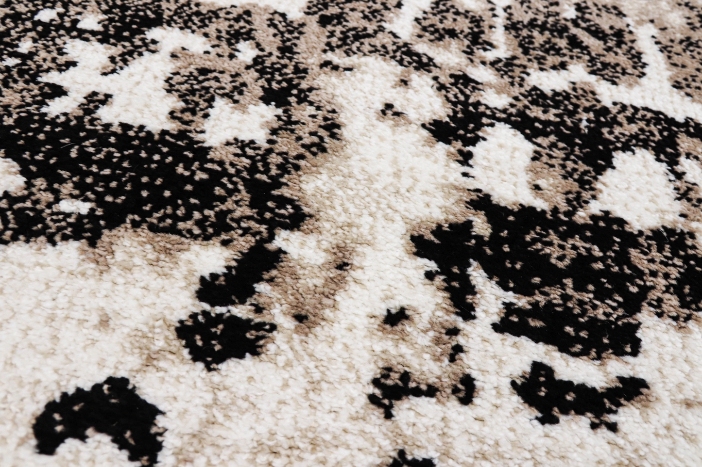 Detaliu covor model abstract crem cu maro si negru stil modern