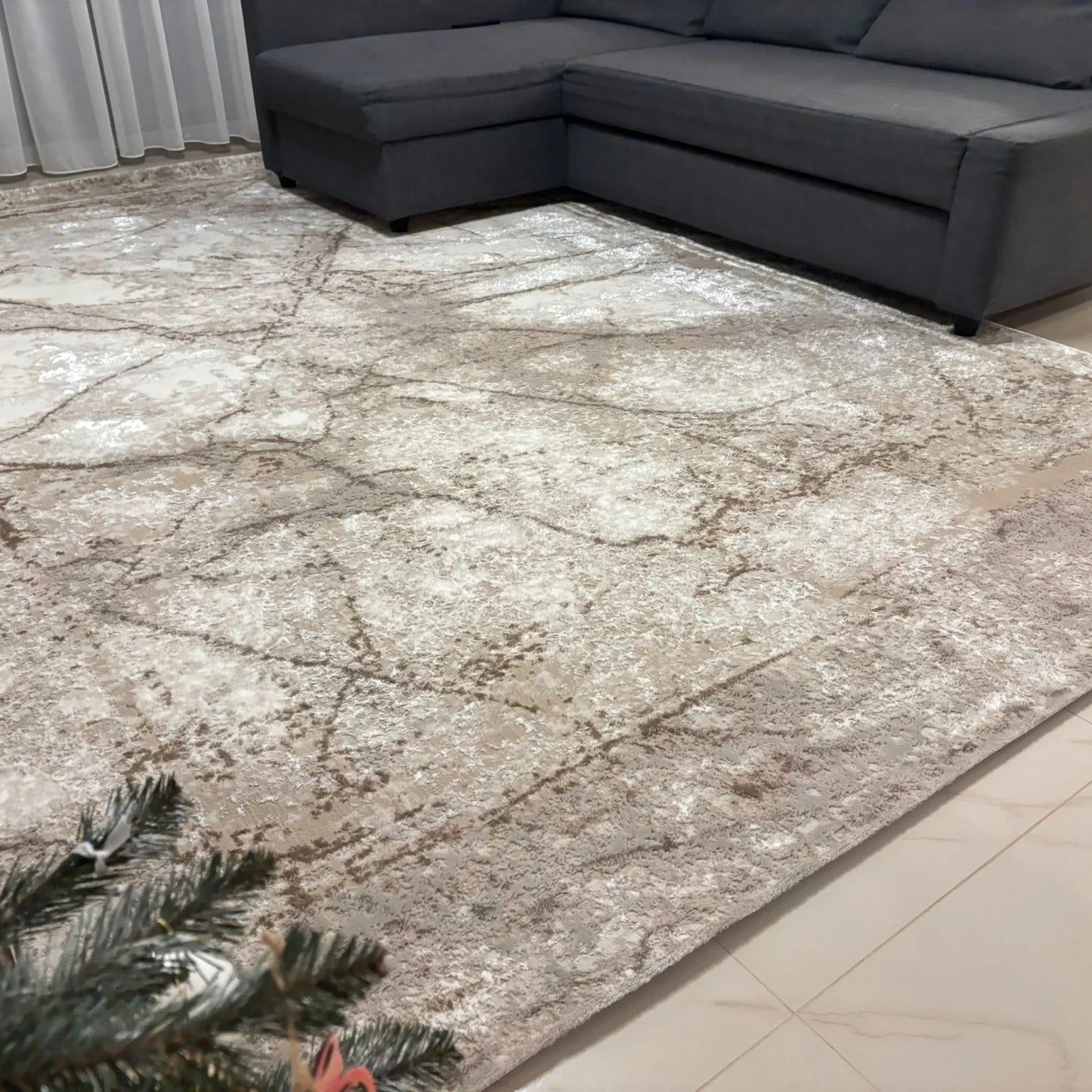 Covor crem bej modern amplasat langa canapea, potrivit pentru living spatios