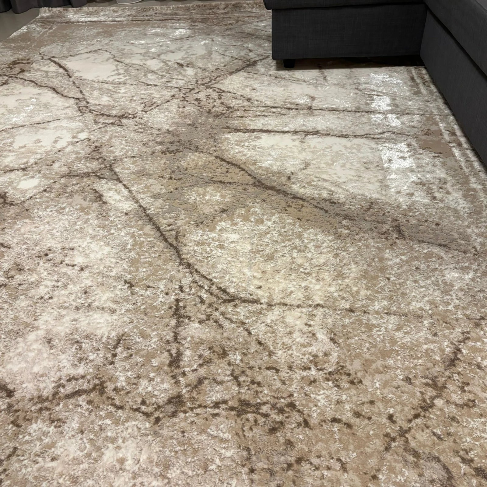 Covor modern crem bej vazut din unghi, potrivit pentru decor contemporan