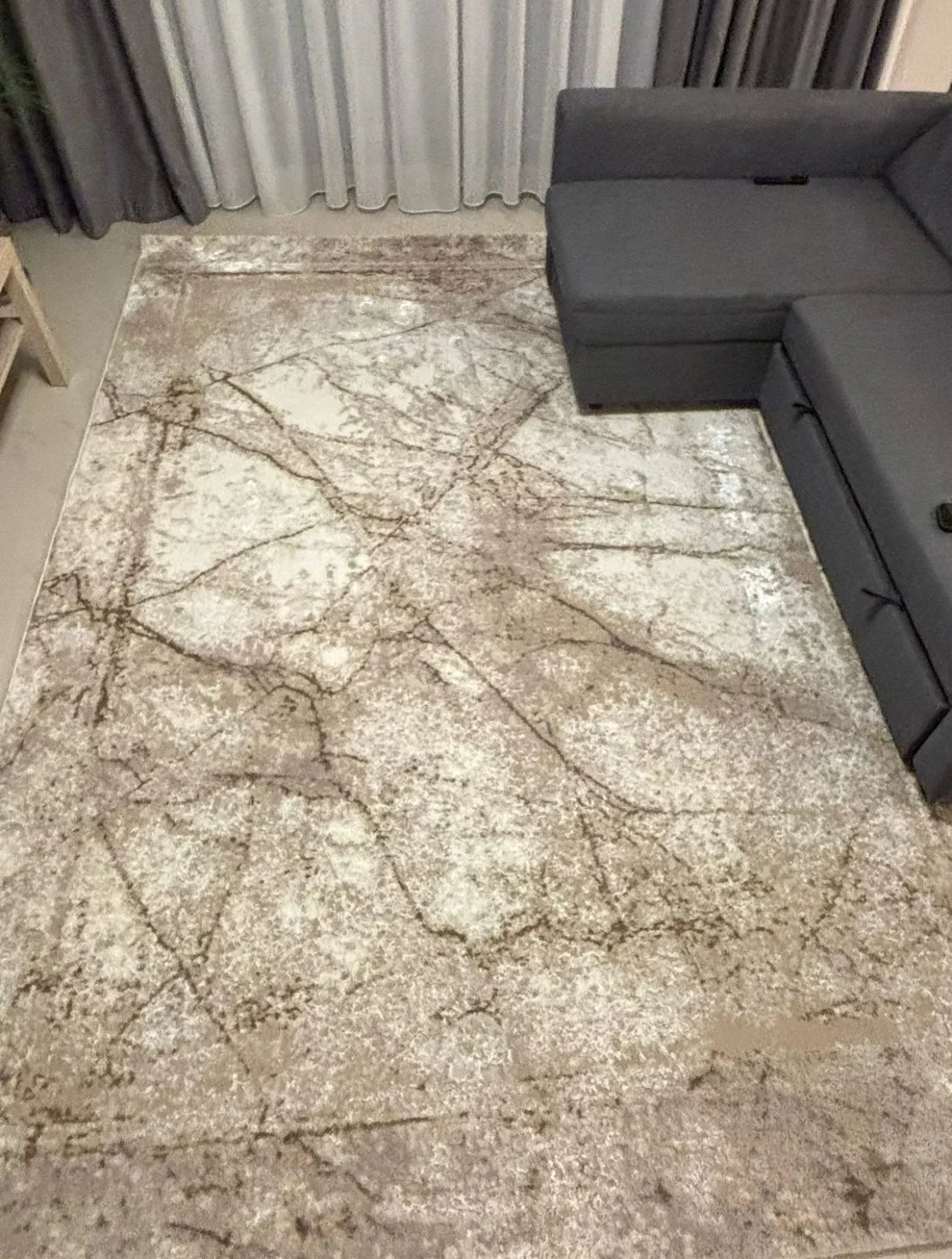 Covor marmorat crem bej modern, dimensiune mare pentru living sau sufragerie