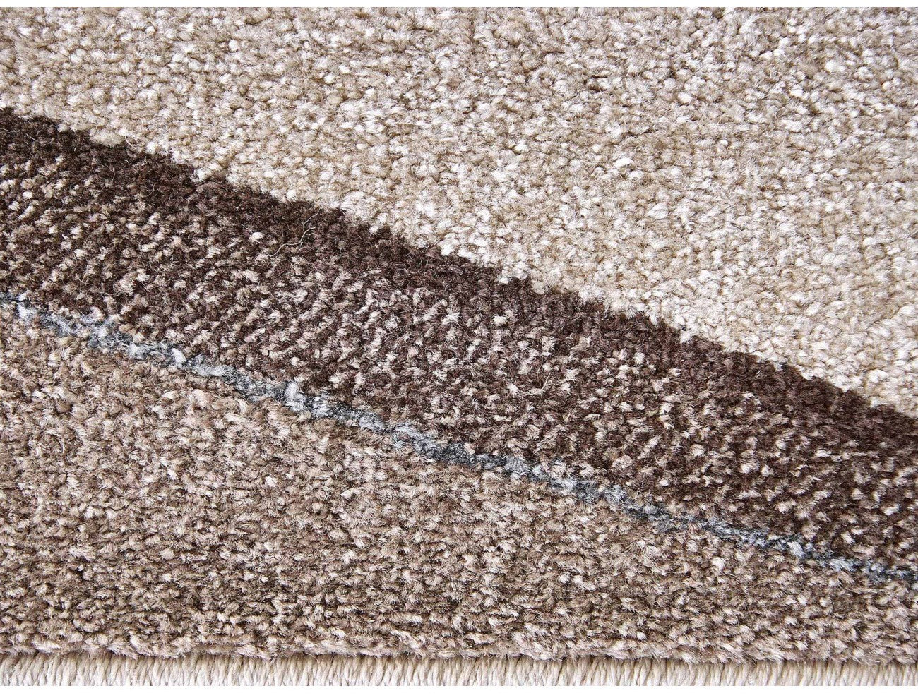 Detaliu textura covor modern crem maro cu design valuri elegante