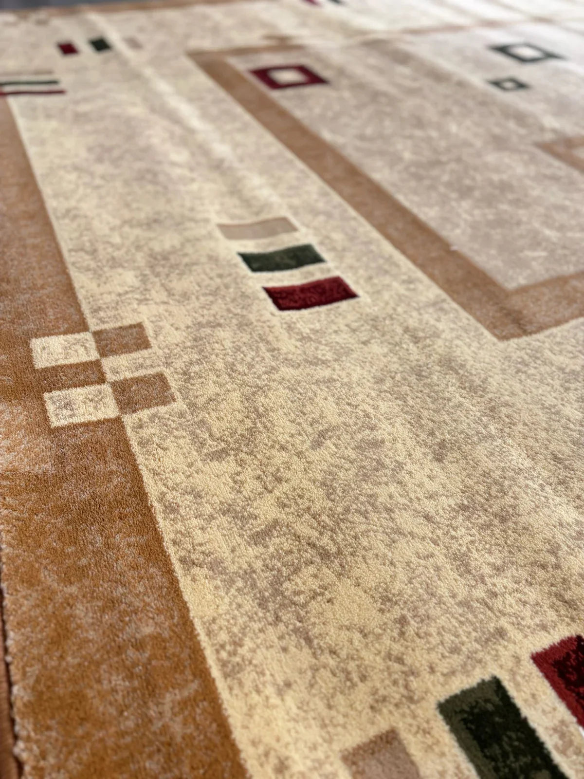 Detaliu culori covor modern geometric crem bej