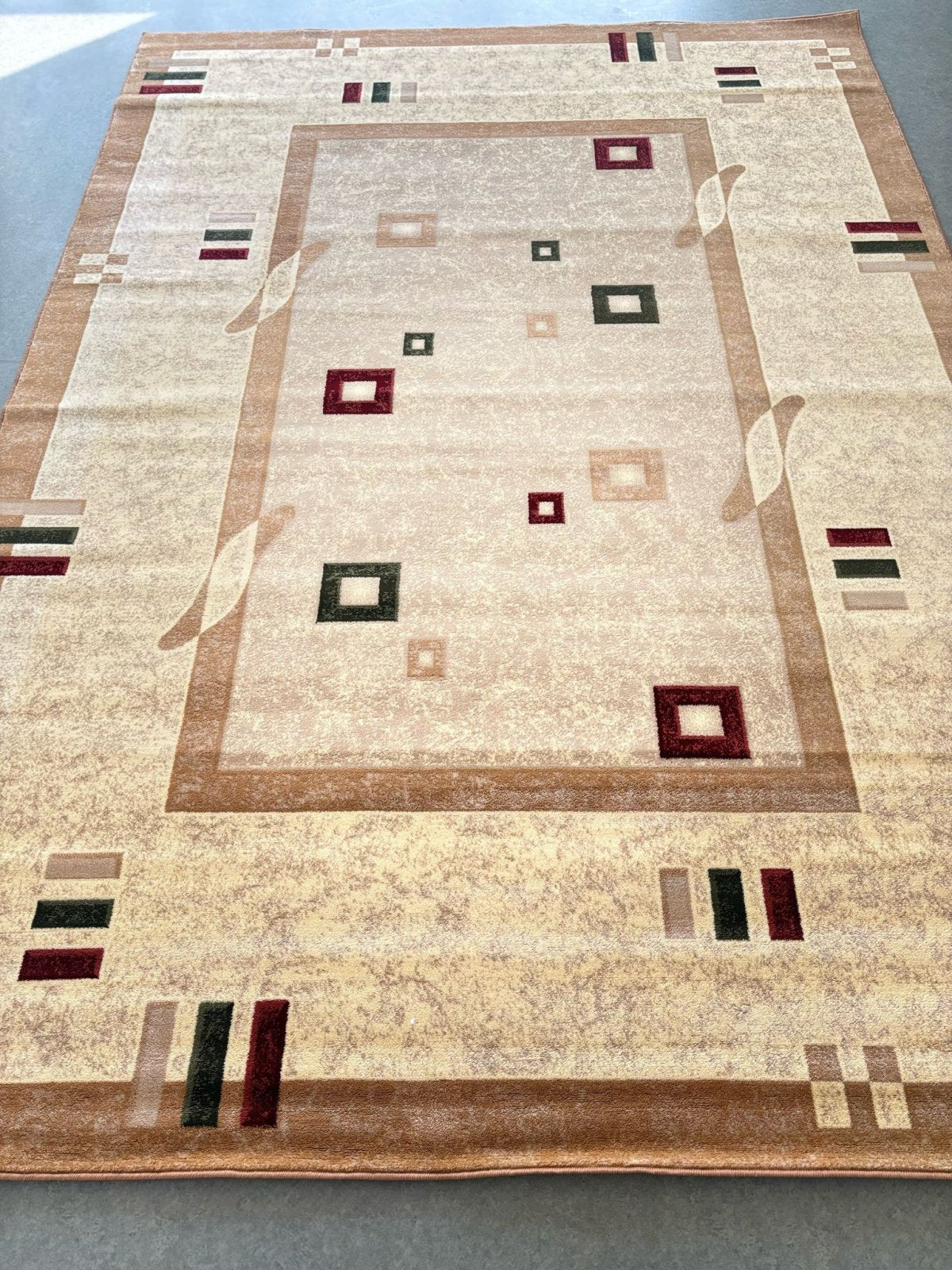 Covor modern geometric crem bej, potrivit pentru living sau dormitor