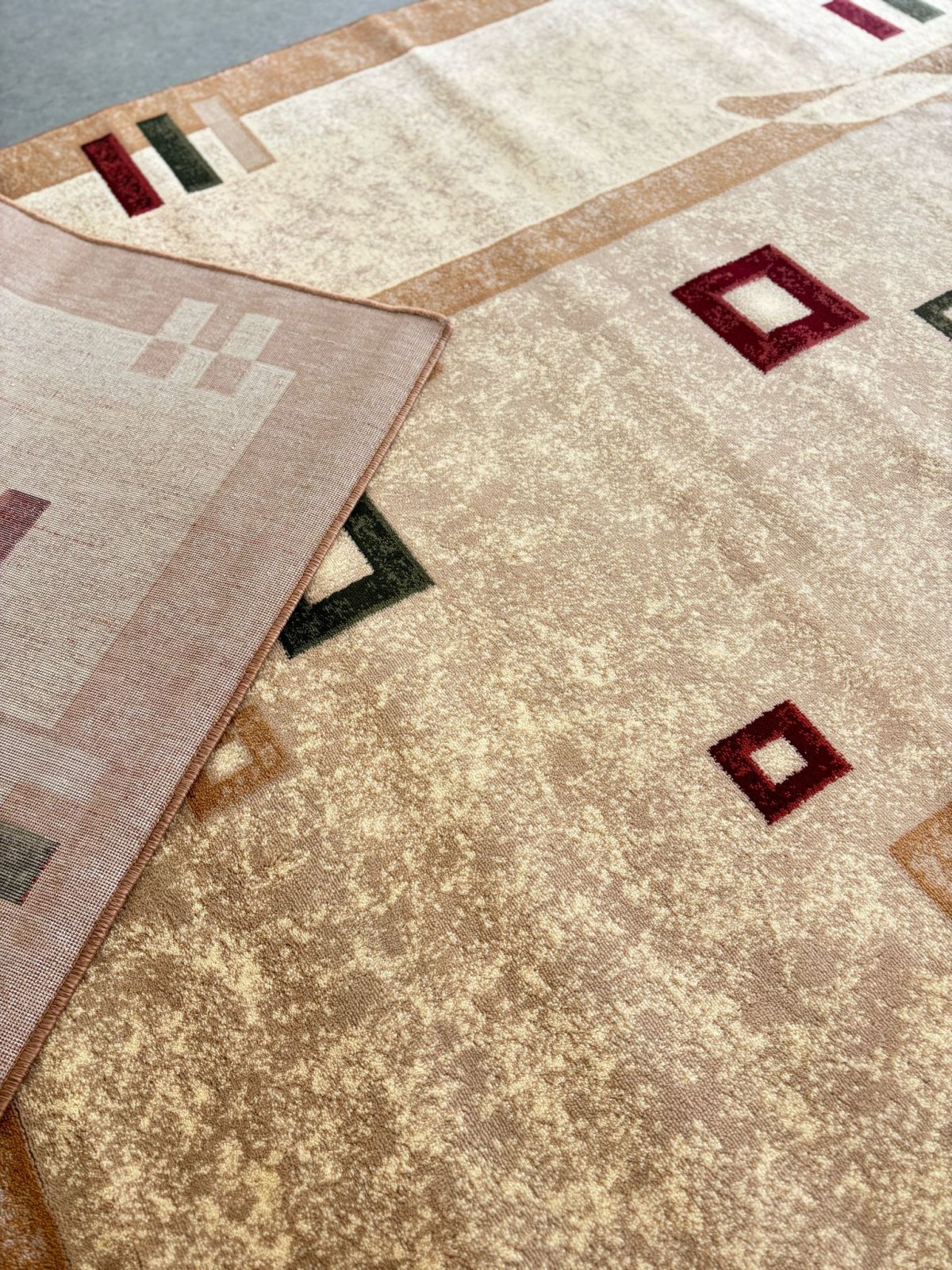 Detaliu culori covor modern geometric