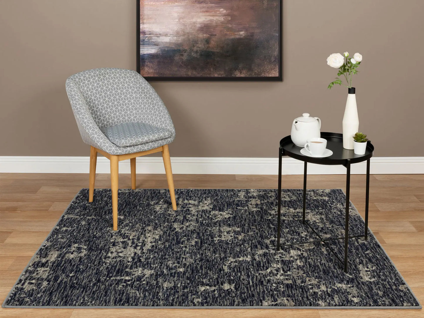 Covor modern gri albastru cu model abstract asezat in living, design contemporan si aspect elegant