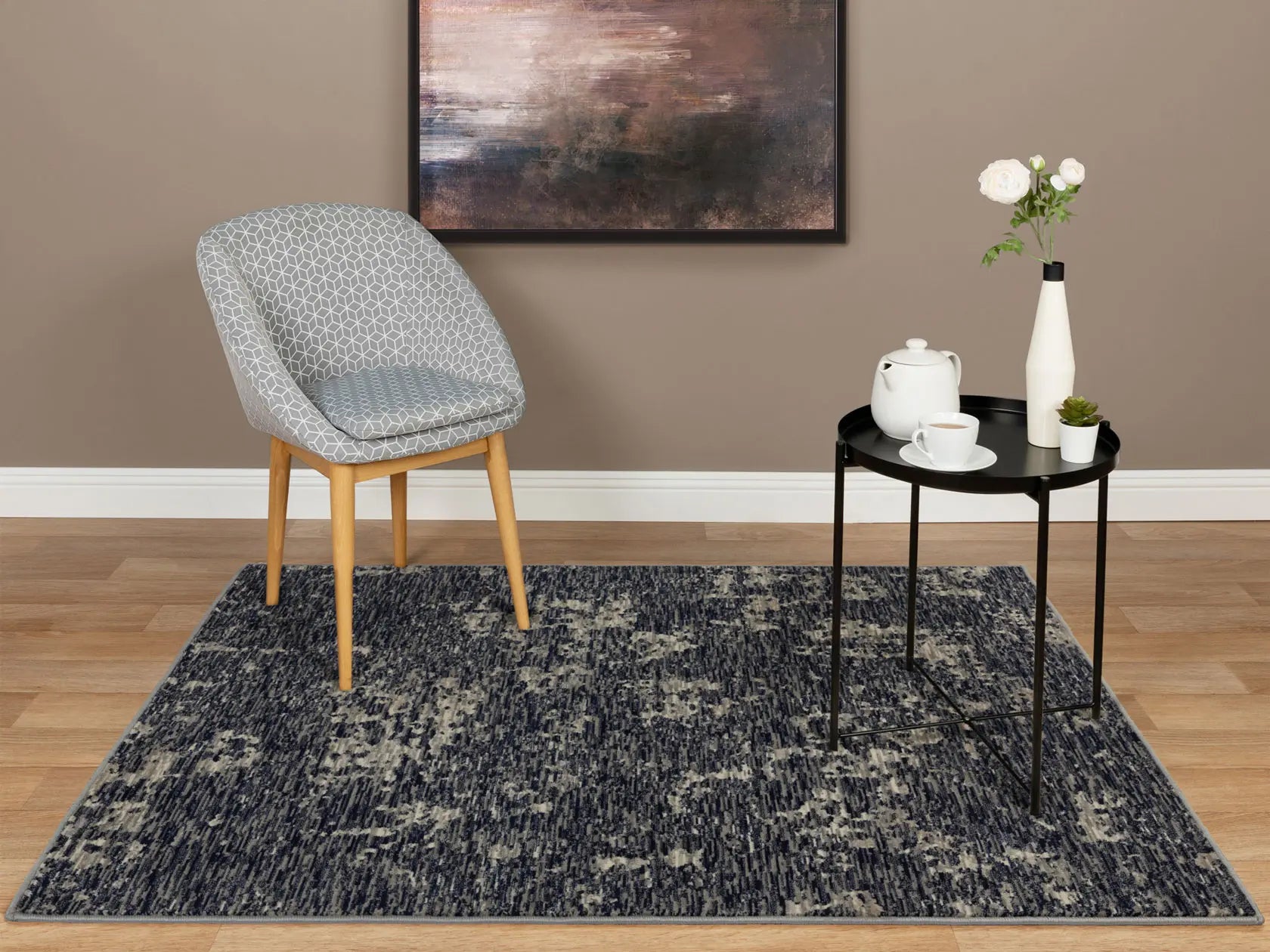 Covor modern gri albastru cu model abstract asezat in living, design contemporan si aspect elegant