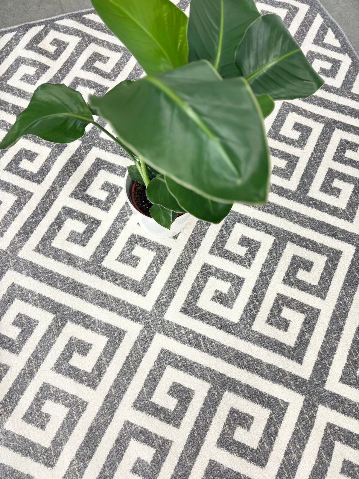 Covor modern gri cu model geometric pentru living design contemporan