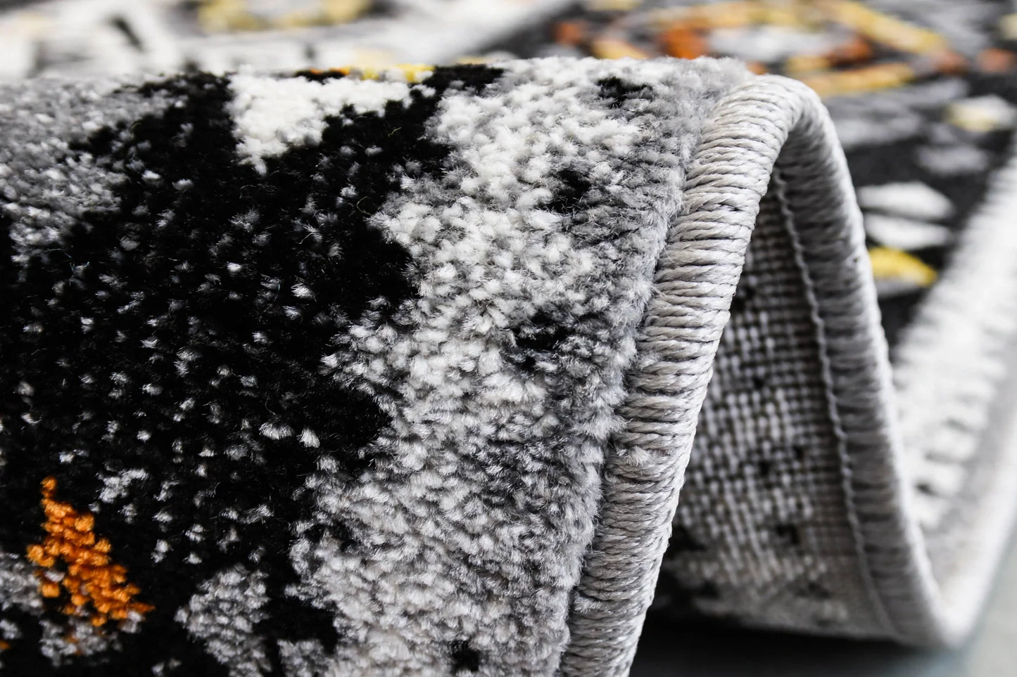 Detaliu covor modern gri pentru living, cu textura moale si finisaj premium