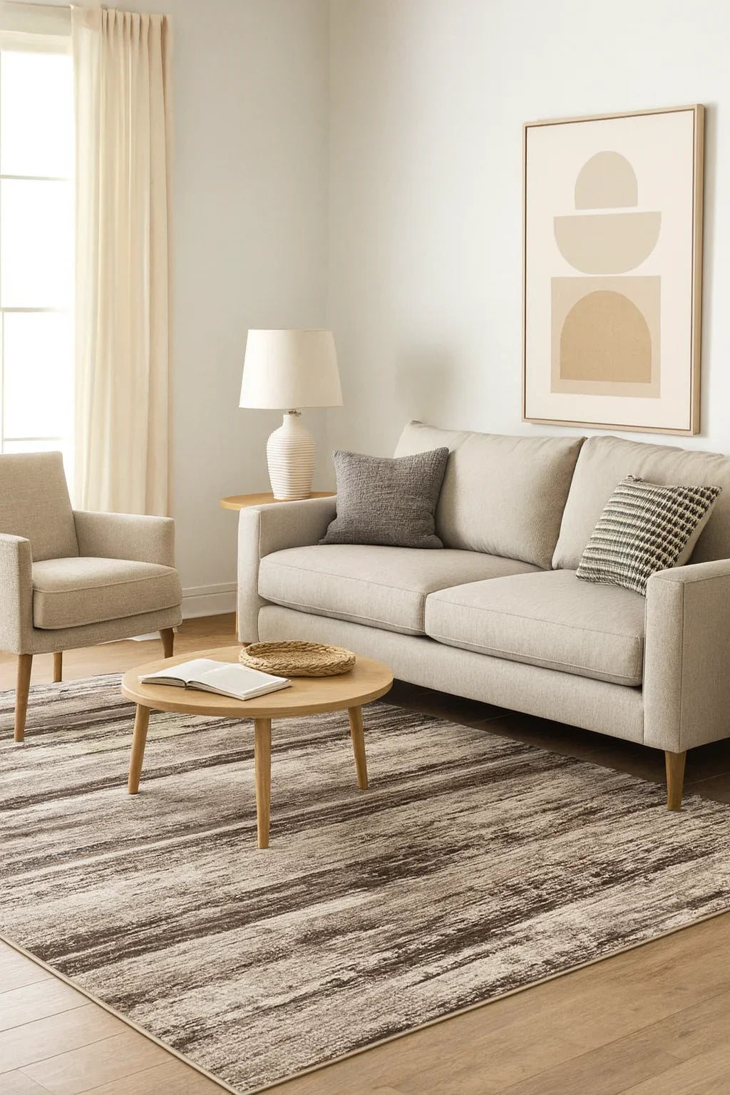 Covor modern maro bej cu design texturat, asezat in living luminos