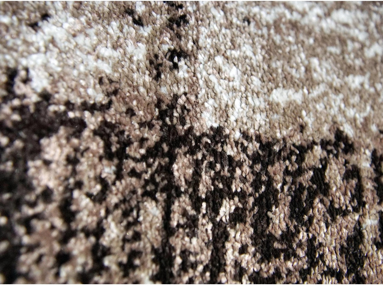Textura covor modern maro cu fibre dense si moi, confortabil la atingere si potrivit pentru trafic intens