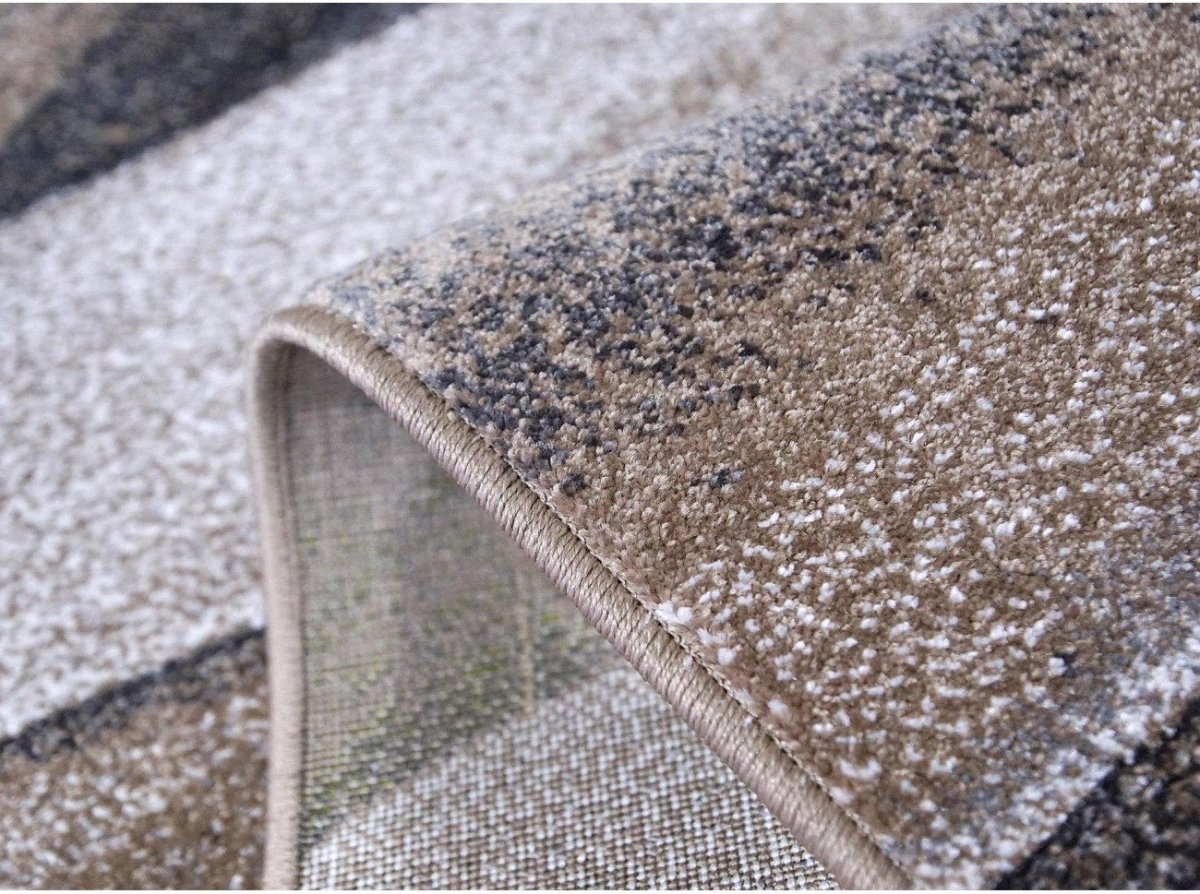 Detaliu covor modern maro cu textura premium si finisaj de calitate pentru living
