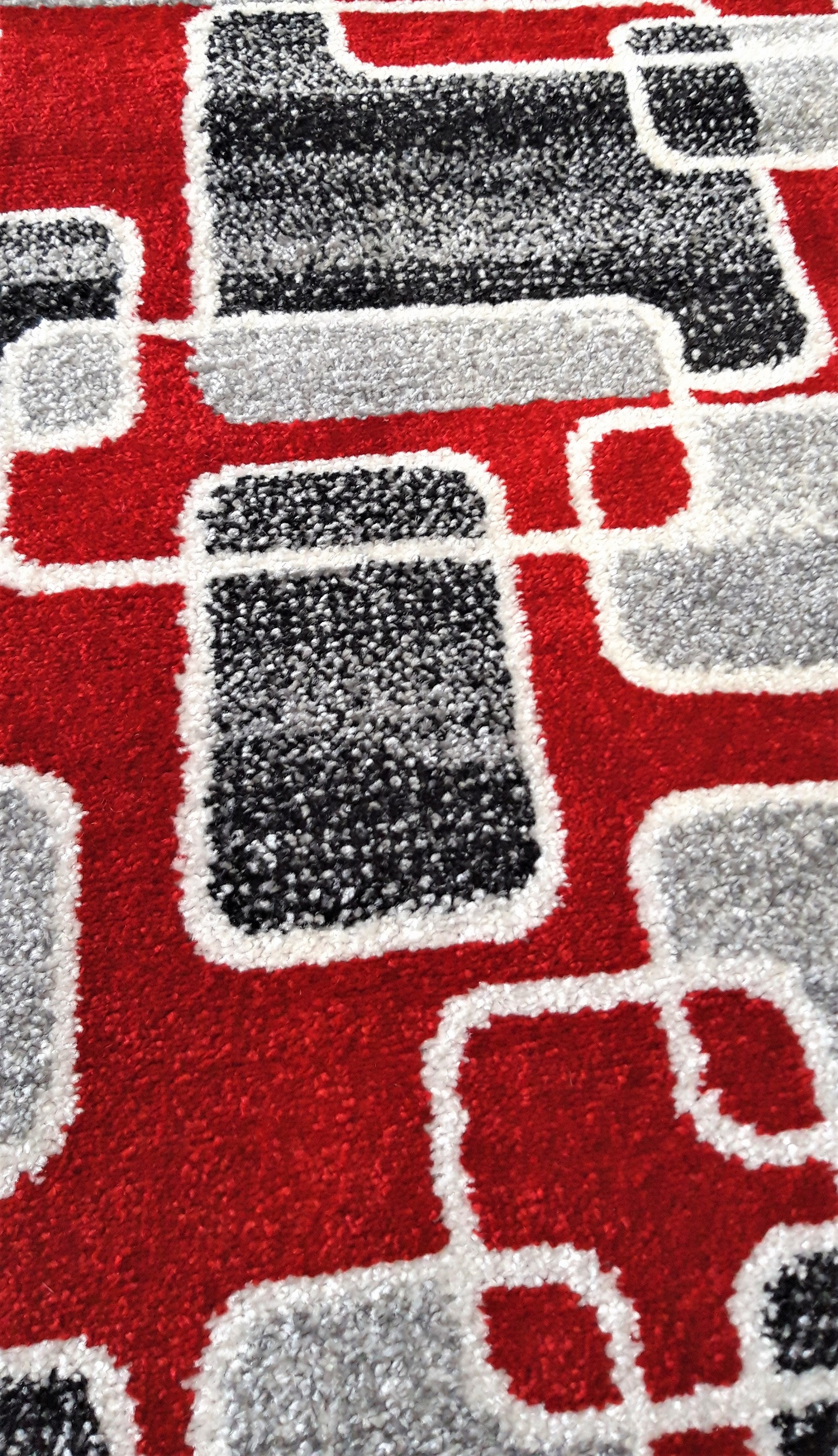 Covor modern rosu negru gri model geometric potrivit pentru living