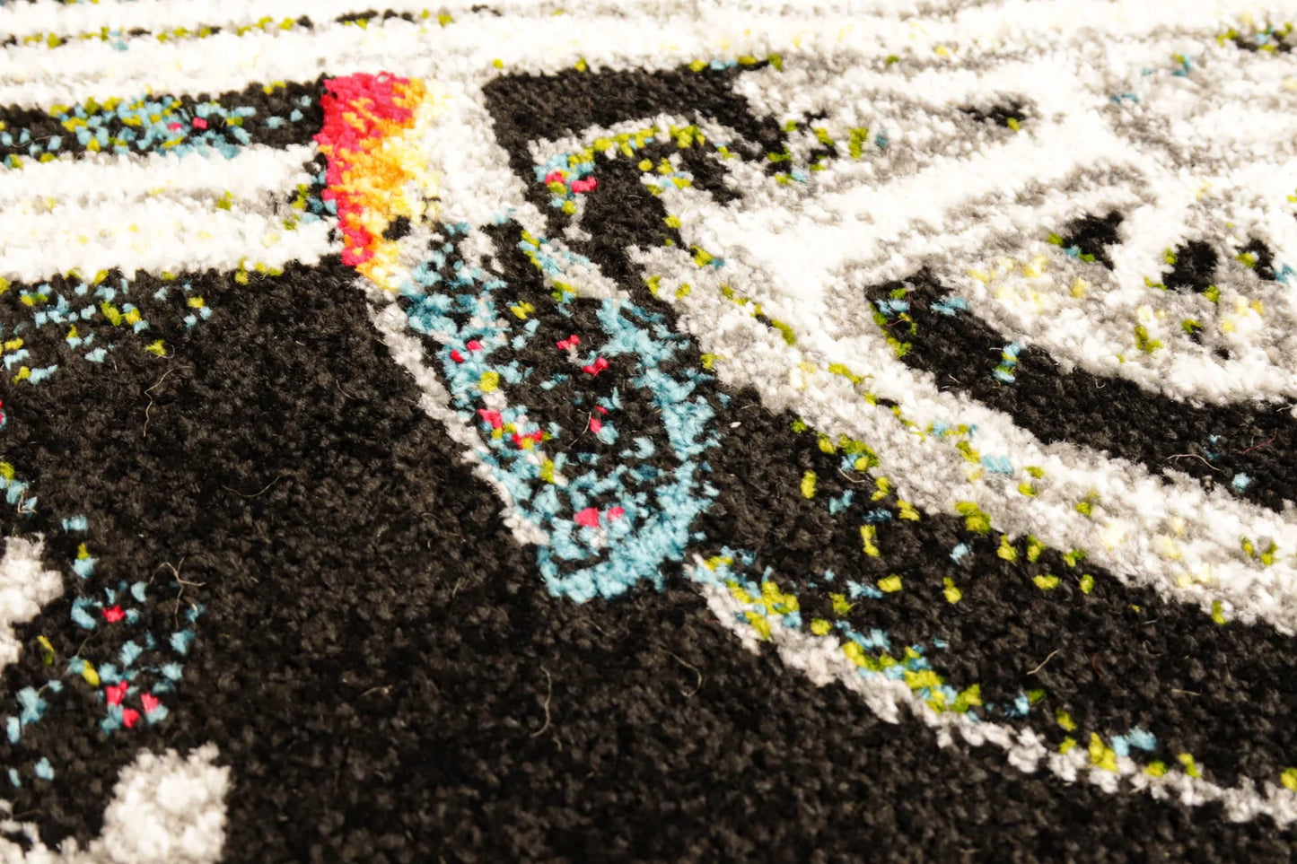 covor modern cu textura densa rezistent la uzura potrivit pentru utilizare zilnica in casa